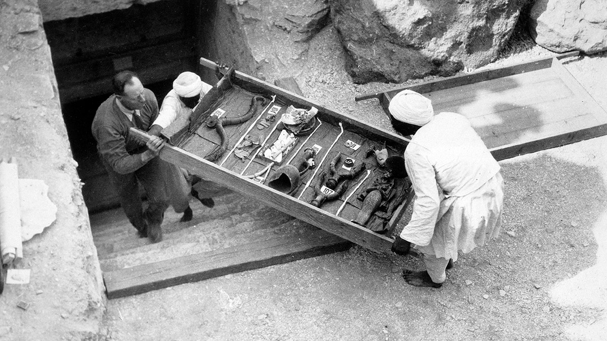 Eliminating a carriage tray from Tutankhamun's tomb, Vall dels Reis, Egypt, 1922.